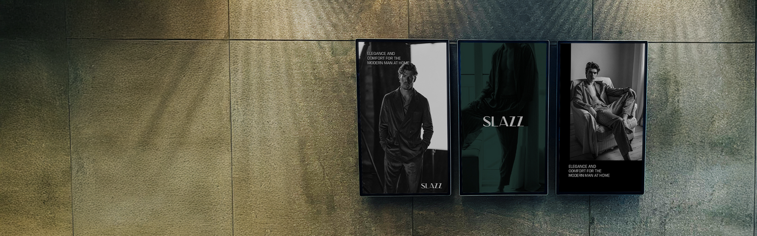 Bannière SLAZZ présentant trois affiches élégantes de modèles masculins en pyjama, sur fond texturé moderne