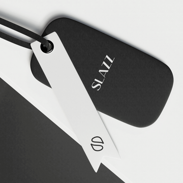 Étiquette noire et blanche de la marque SLAZZ avec cordon élégant, design minimaliste et moderne