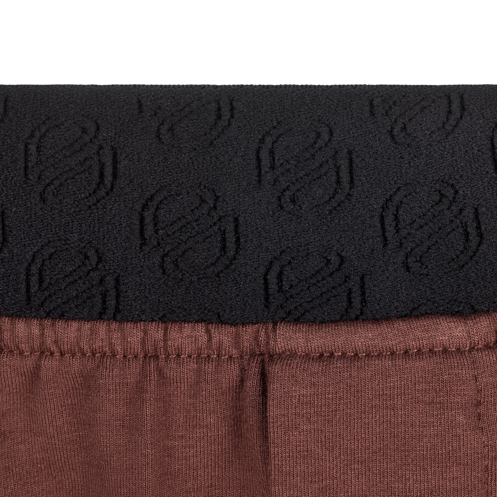 Détail de la taille élastiquée du pantalon de pyjama marron SLAZZ pour homme, avec logo discret en relief ton sur ton.