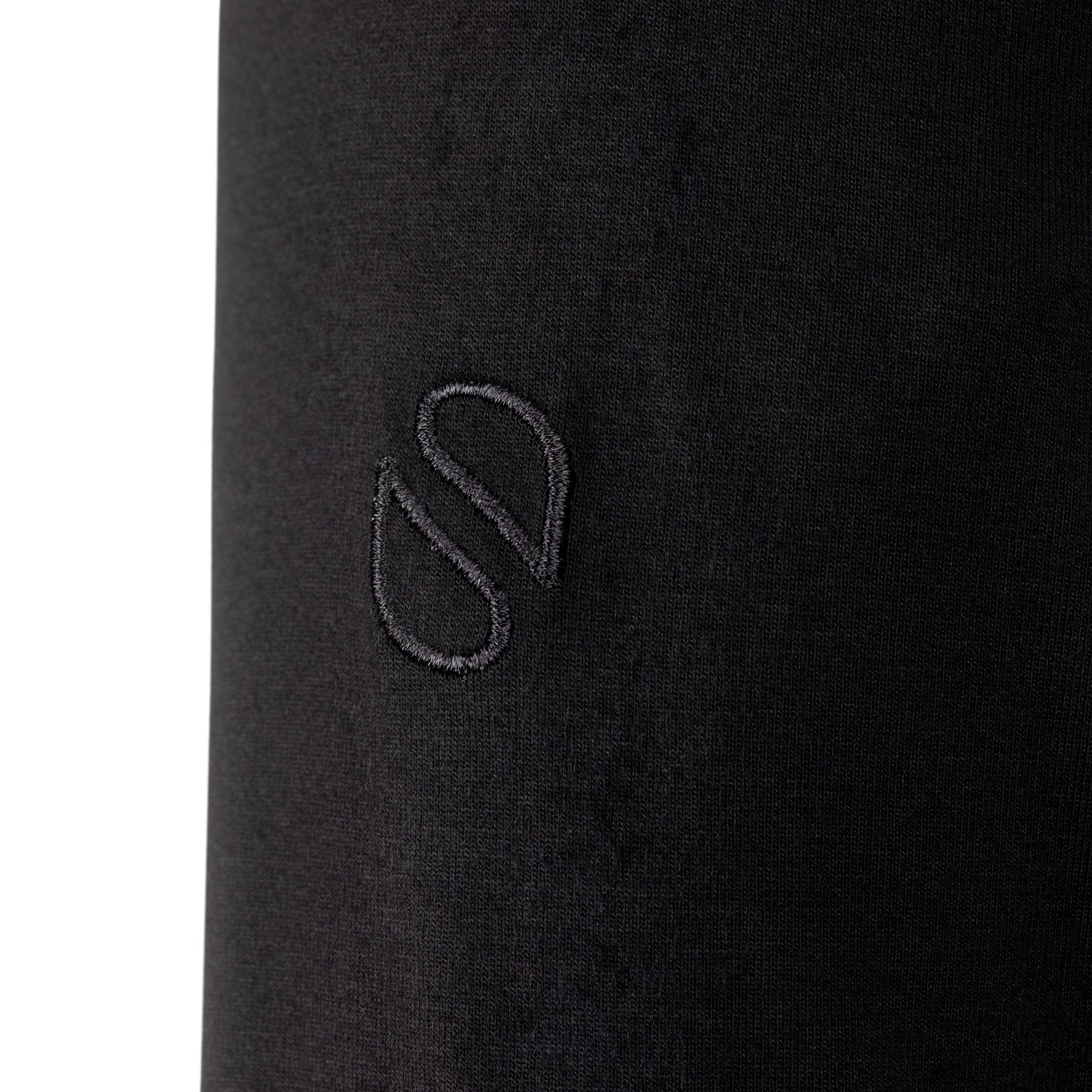 Détail du logo brodé ton sur ton sur la manche du haut de pyjama noir SLAZZ