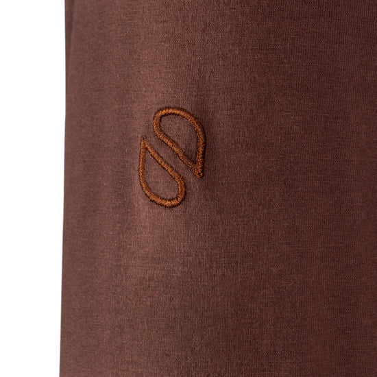 Zoom sur le logo brodé ton sur ton sur la manche du pyjama SLAZZ