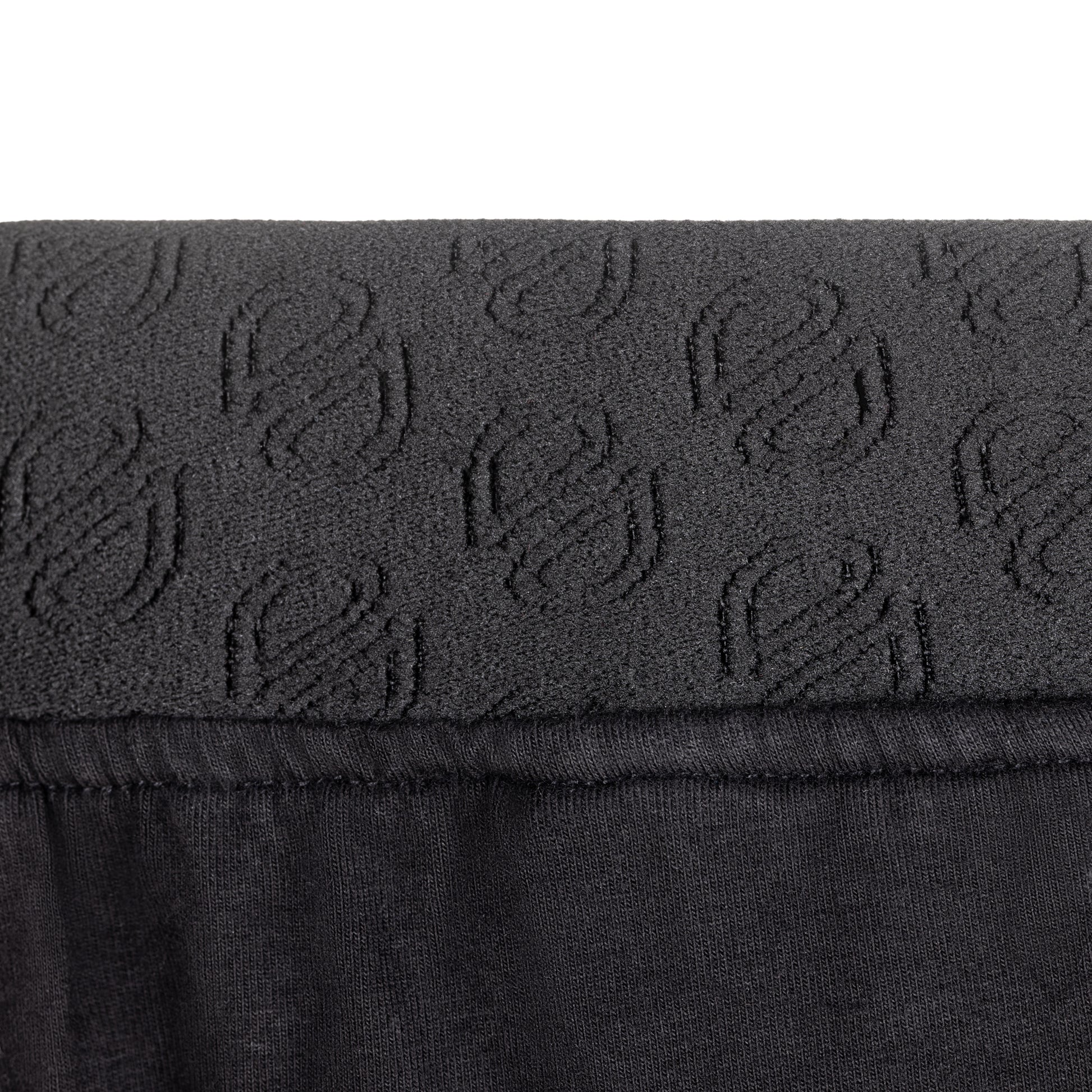 Détail de la taille élastiquée du pantalon de pyjama noir SLAZZ pour homme, avec logo discret en relief ton sur ton.